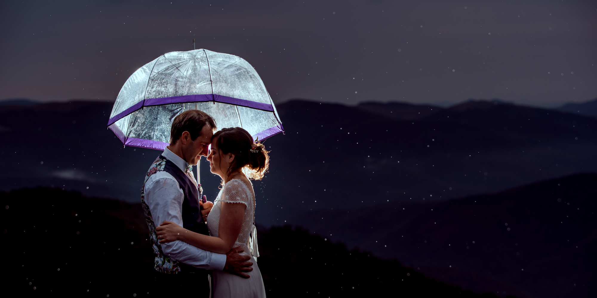 Photo de couple de mariage sous la pluie au Pays-Basque