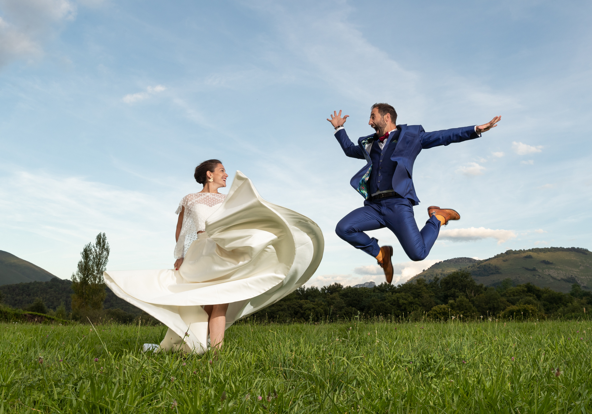 Aprés l'omotion, place à l'action pour des photos de mariage dynamiques et sportives en plein air