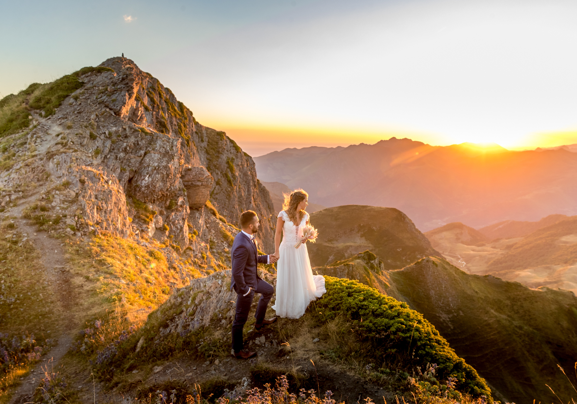 Osez l'originalité pour vos photos de couple de mariage, les séances en montagne au lever du soleil dans le Pays Basque ou dans le Béarn sont à couper le souffle. 